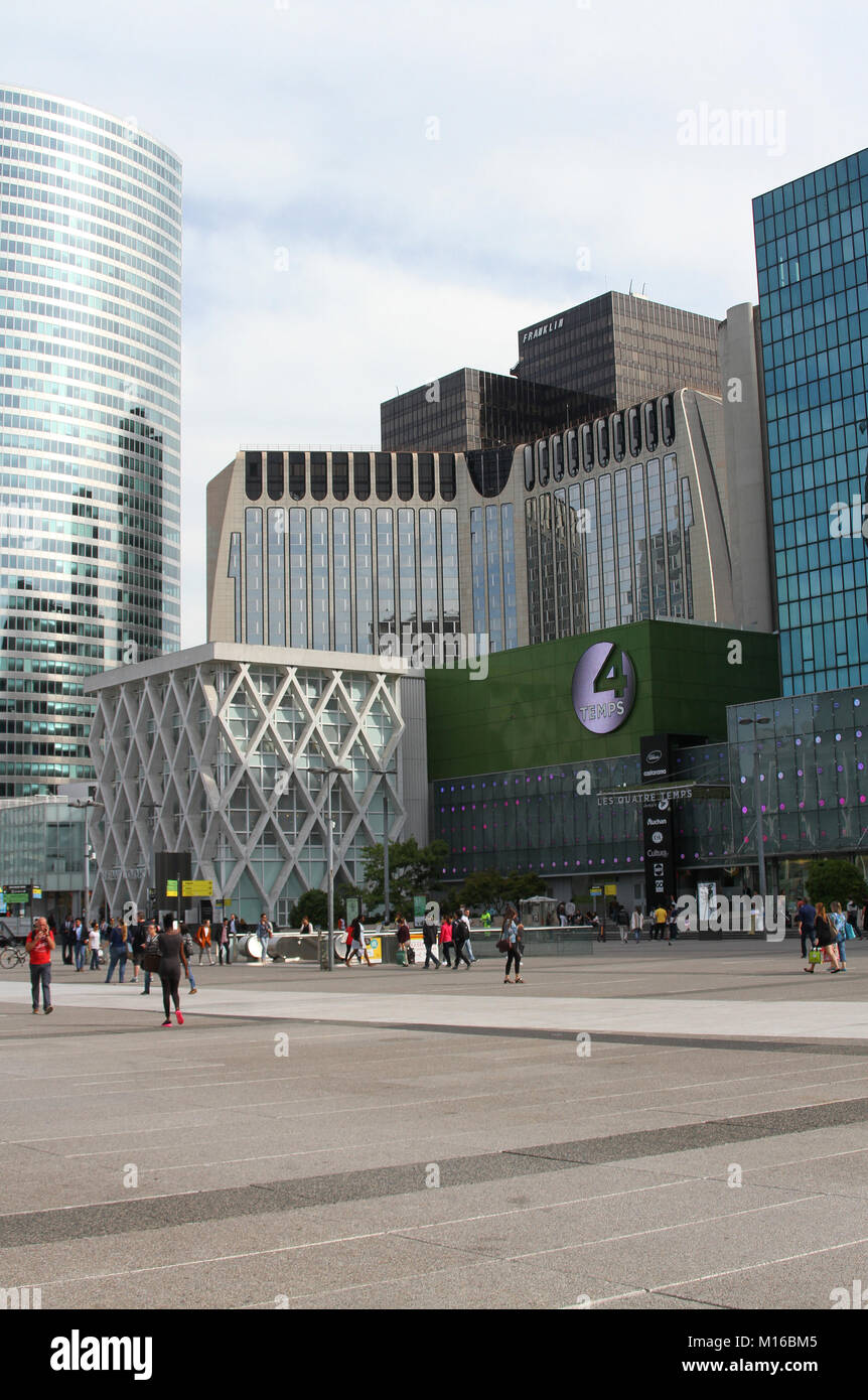 La Tour EDF, tour PB45, Tour Franklin, centre commercial Les Quatre Temps et d'autres bâtiments dans le quartier des affaires La Défense, zone métropolitaine de Pa Banque D'Images