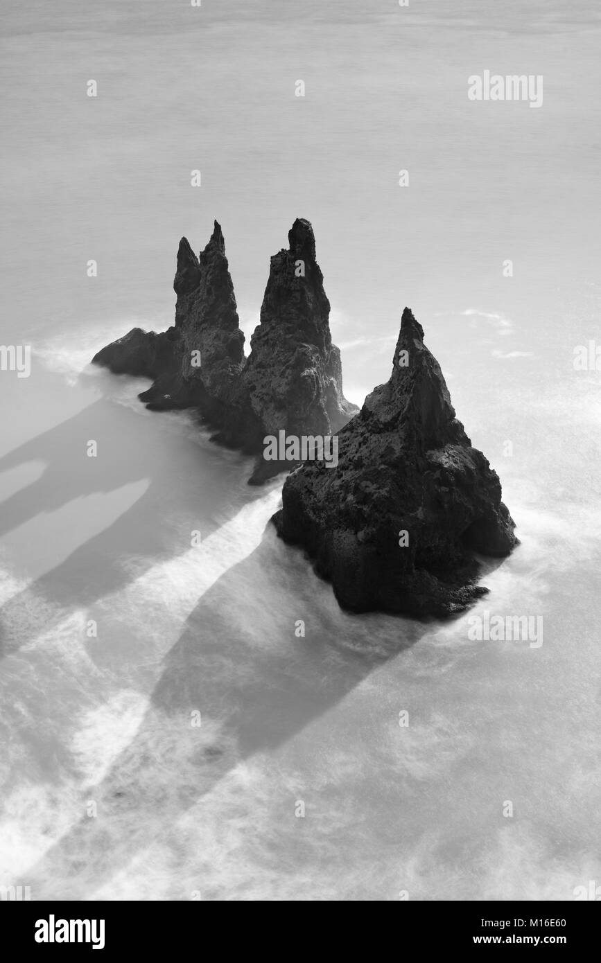 Reynisdranger pile basaltiques de colonnes dans l'océan Atlantique, l'Islande Banque D'Images
