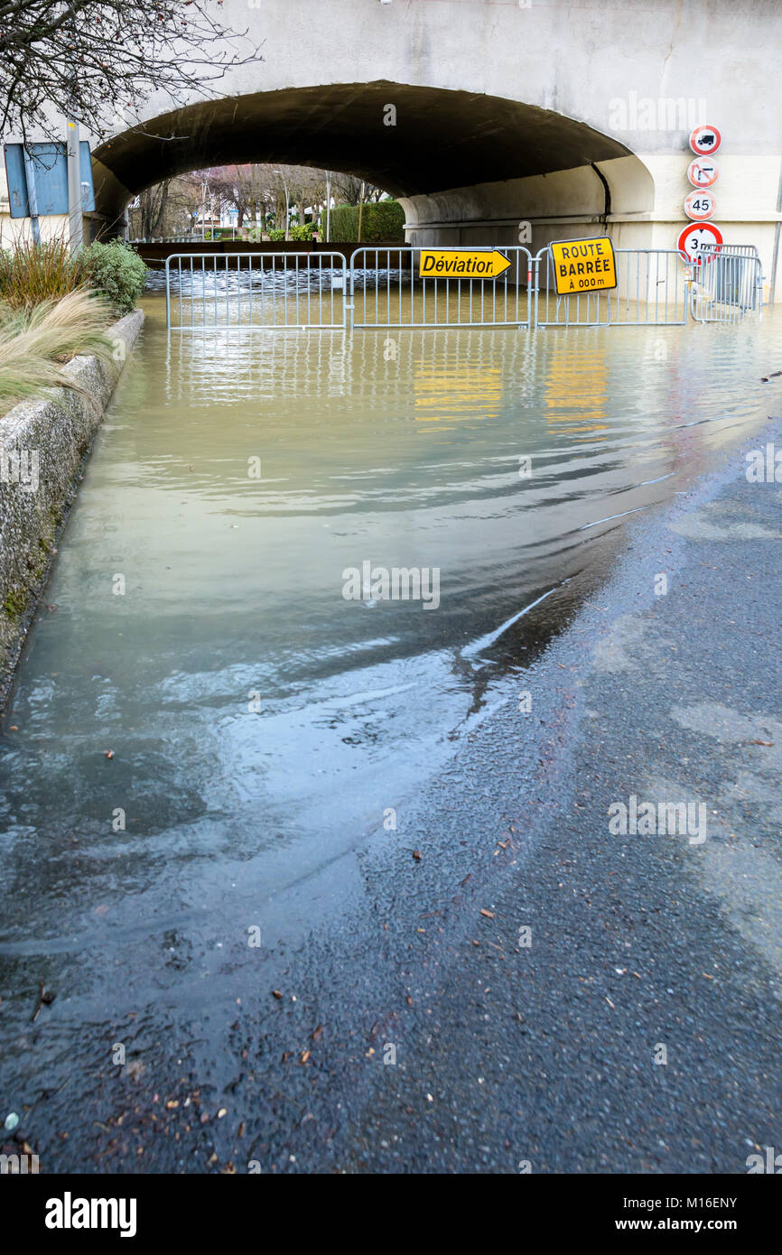 Bry-sur-Marne, Val-de-Marne, France - 24 janvier 2018 : Jaune de signalisation installés sur portes temporaires montrent un détournement de trafic en face d'un tunnel f Banque D'Images