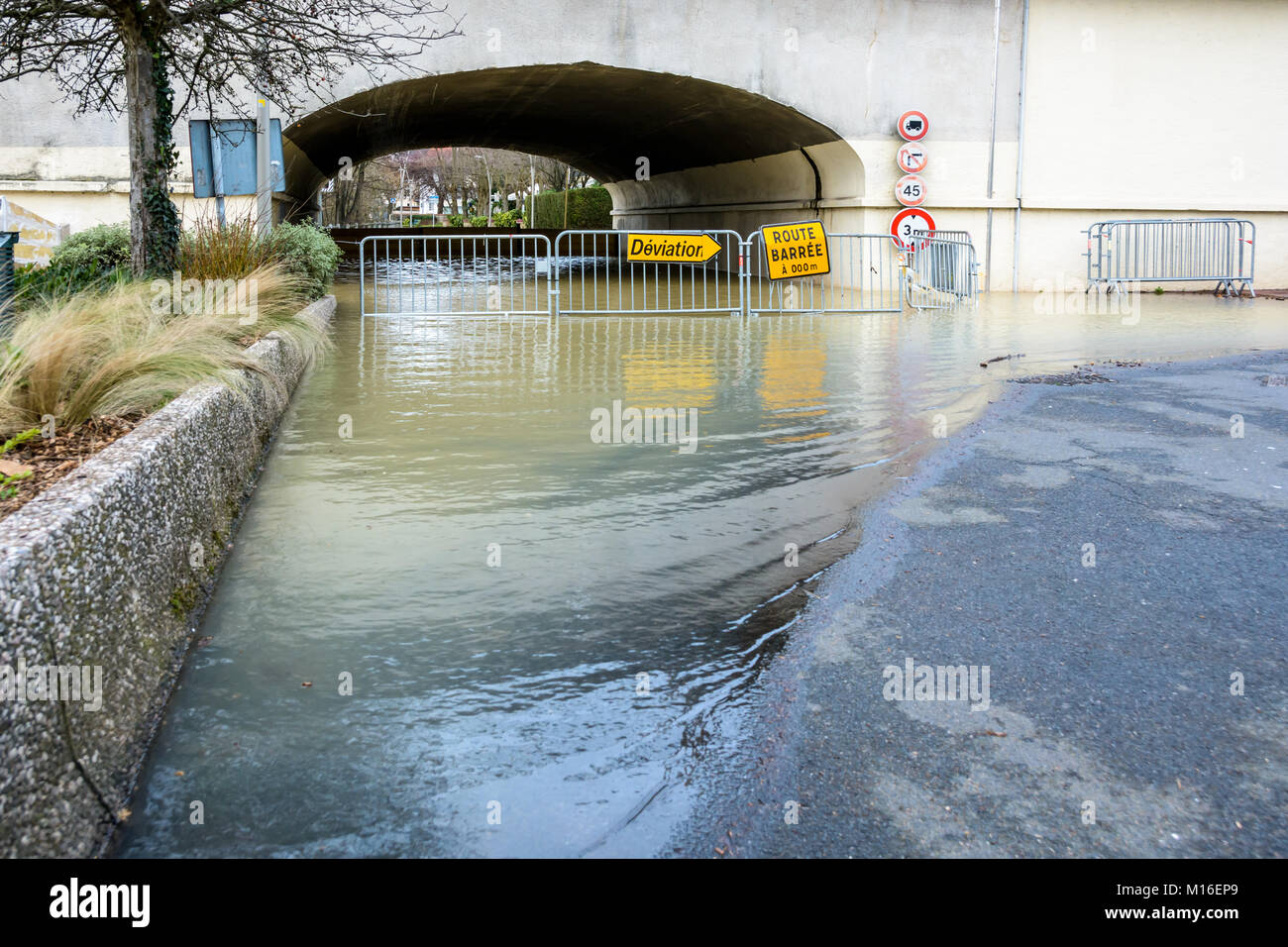 Bry-sur-Marne, Val-de-Marne, France - 24 janvier 2018 : Jaune de signalisation installés sur portes temporaires montrent un détournement de trafic en face d'un tunnel f Banque D'Images
