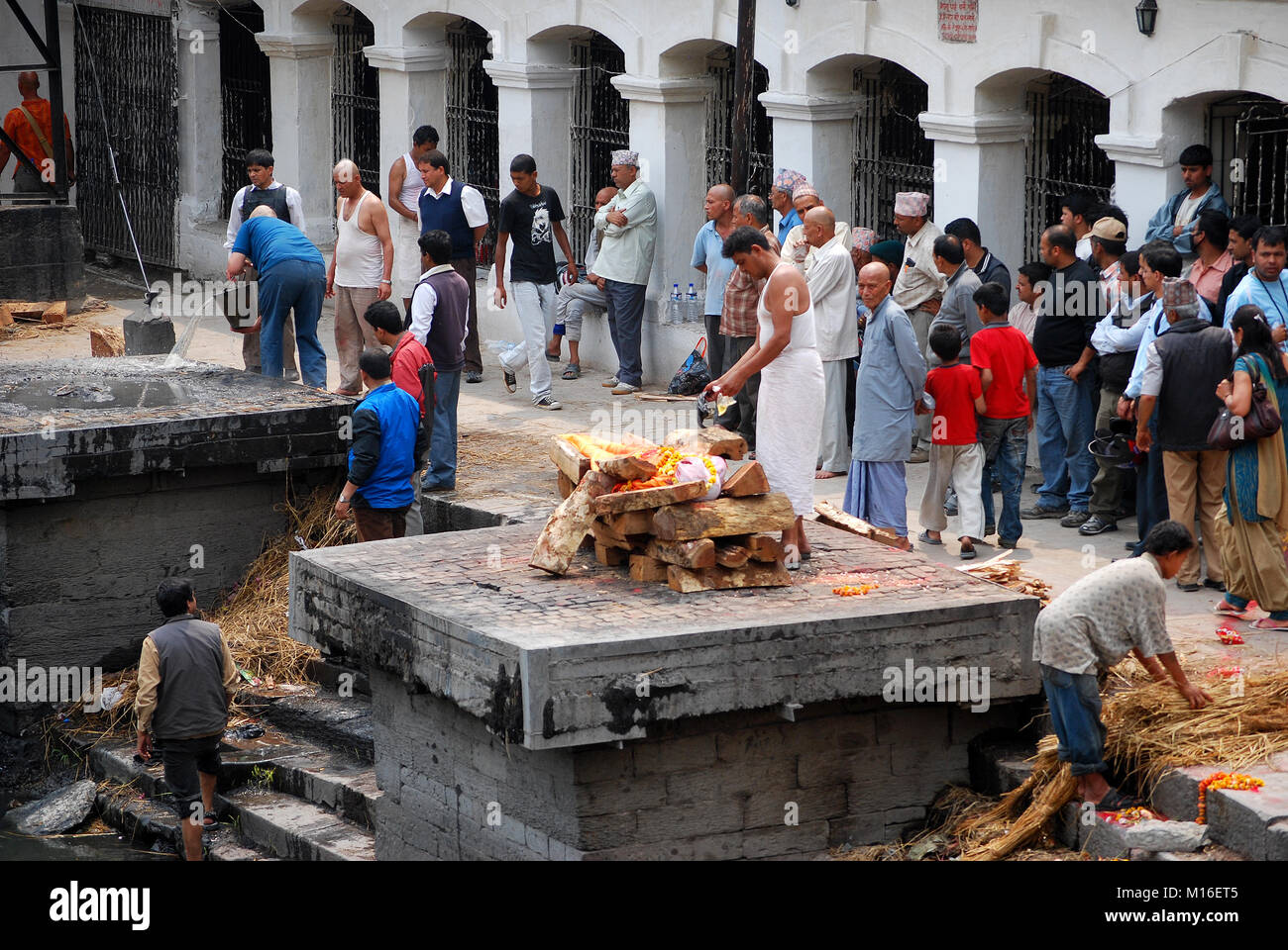 Une funérailles hindoues au temple de Pashupatinath, sur les rives de la rivière Bagmati Kathmandu, Népal Banque D'Images Une funérailles hindoues au temple de Pashupatinath, sur les rives de la rivière Bagmati Kathmandu, Népal Banque D'Images