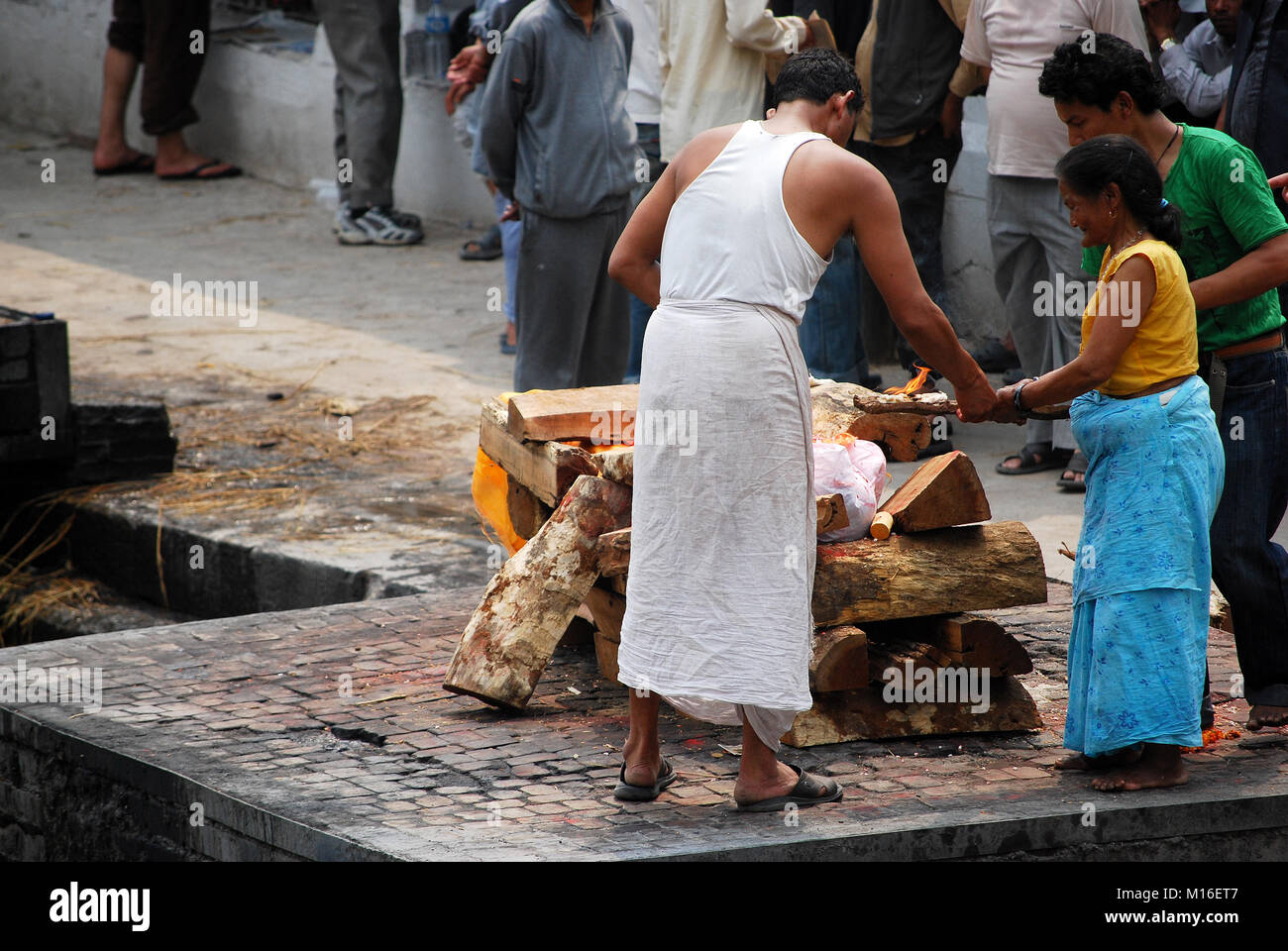 Une funérailles hindoues au temple de Pashupatinath, sur les rives de la rivière Bagmati Kathmandu, Népal. © Antonio Ciufo Banque D'Images Une funérailles hindoues au temple de Pashupatinath, sur les rives de la rivière Bagmati Kathmandu, Népal. © Antonio Ciufo Banque D'Images