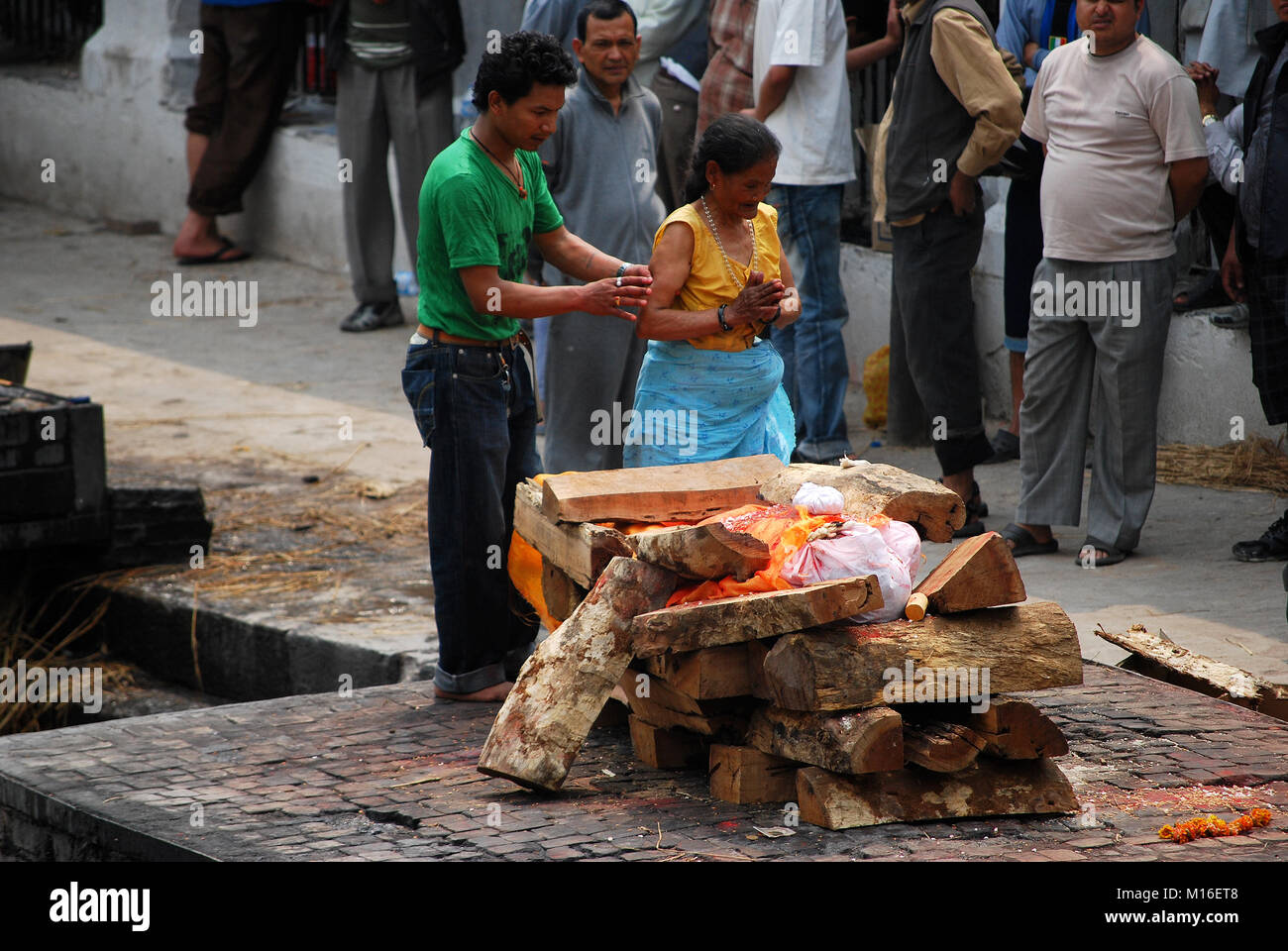 Une funérailles hindoues au temple de Pashupatinath, sur les rives de la rivière Bagmati Kathmandu, Népal. © Antonio Ciufo Banque D'Images Une funérailles hindoues au temple de Pashupatinath, sur les rives de la rivière Bagmati Kathmandu, Népal. © Antonio Ciufo Banque D'Images