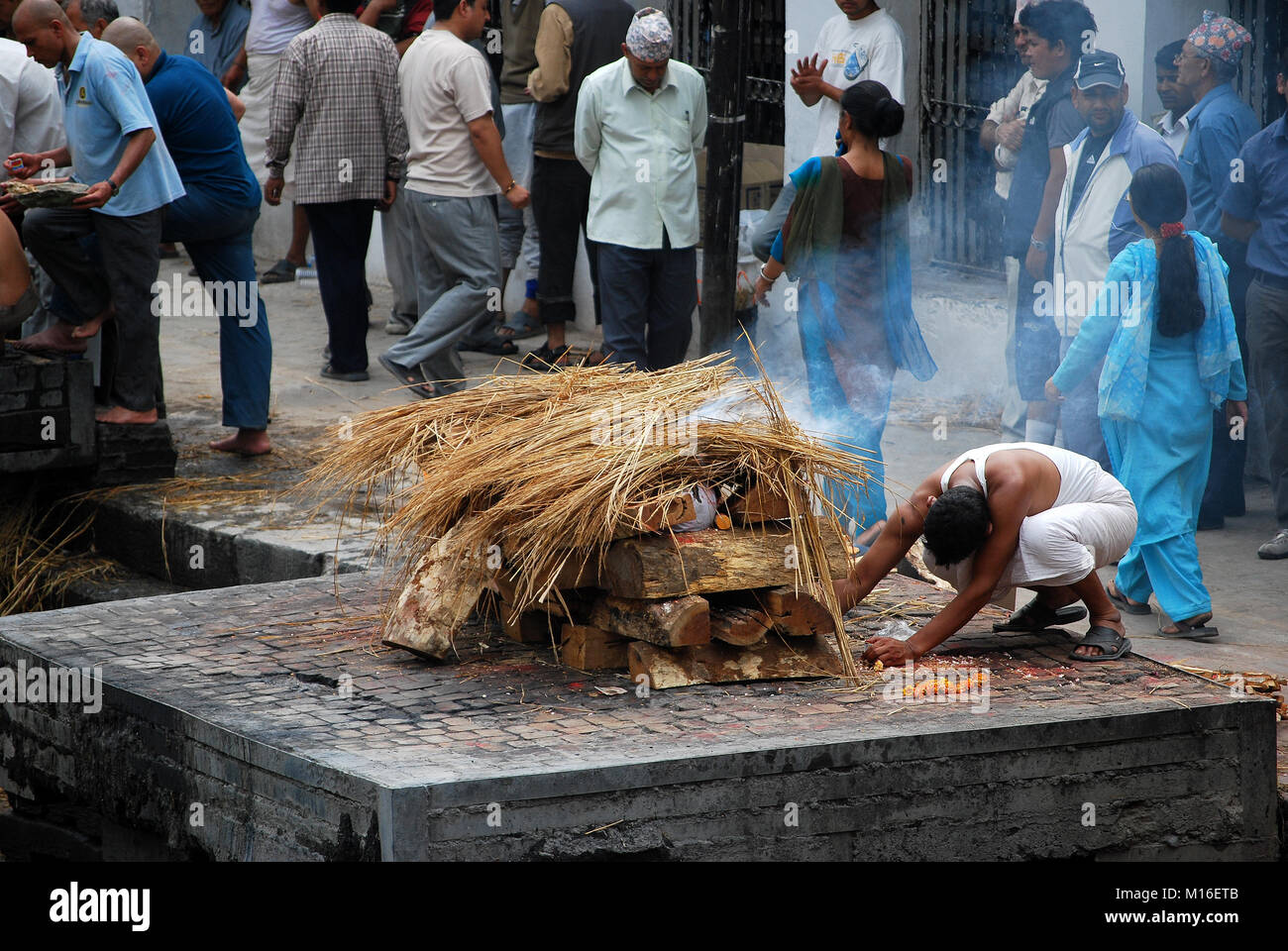 Une funérailles hindoues au temple de Pashupatinath, sur les rives de la rivière Bagmati Kathmandu, Népal. © Antonio Ciufo Banque D'Images Une funérailles hindoues au temple de Pashupatinath, sur les rives de la rivière Bagmati Kathmandu, Népal. © Antonio Ciufo Banque D'Images