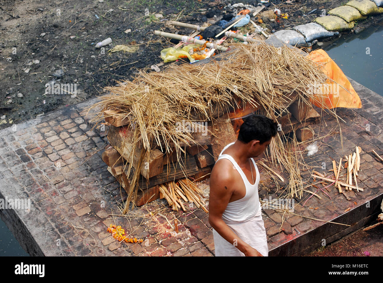 Une funérailles hindoues au temple de Pashupatinath, sur les rives de la rivière Bagmati Kathmandu, Népal. © Antonio Ciufo Banque D'Images Une funérailles hindoues au temple de Pashupatinath, sur les rives de la rivière Bagmati Kathmandu, Népal. © Antonio Ciufo Banque D'Images