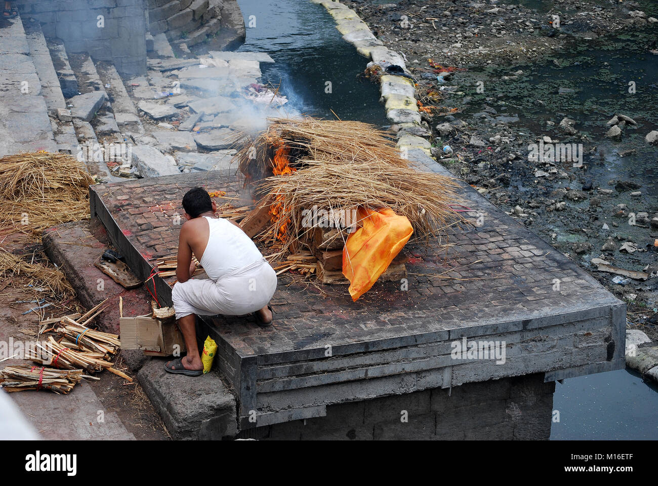 Une funérailles hindoues au temple de Pashupatinath, sur les rives de la rivière Bagmati Kathmandu, Népal. © Antonio Ciufo Banque D'Images Une funérailles hindoues au temple de Pashupatinath, sur les rives de la rivière Bagmati Kathmandu, Népal. © Antonio Ciufo Banque D'Images