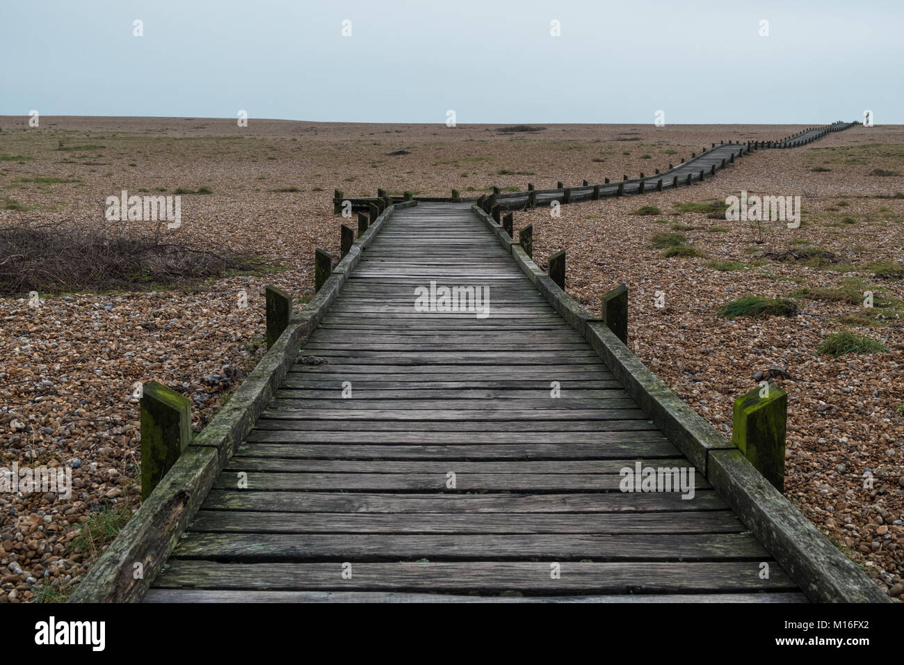 Un vieux bateau sur la plage, Dungeness, Kent Banque D'Images