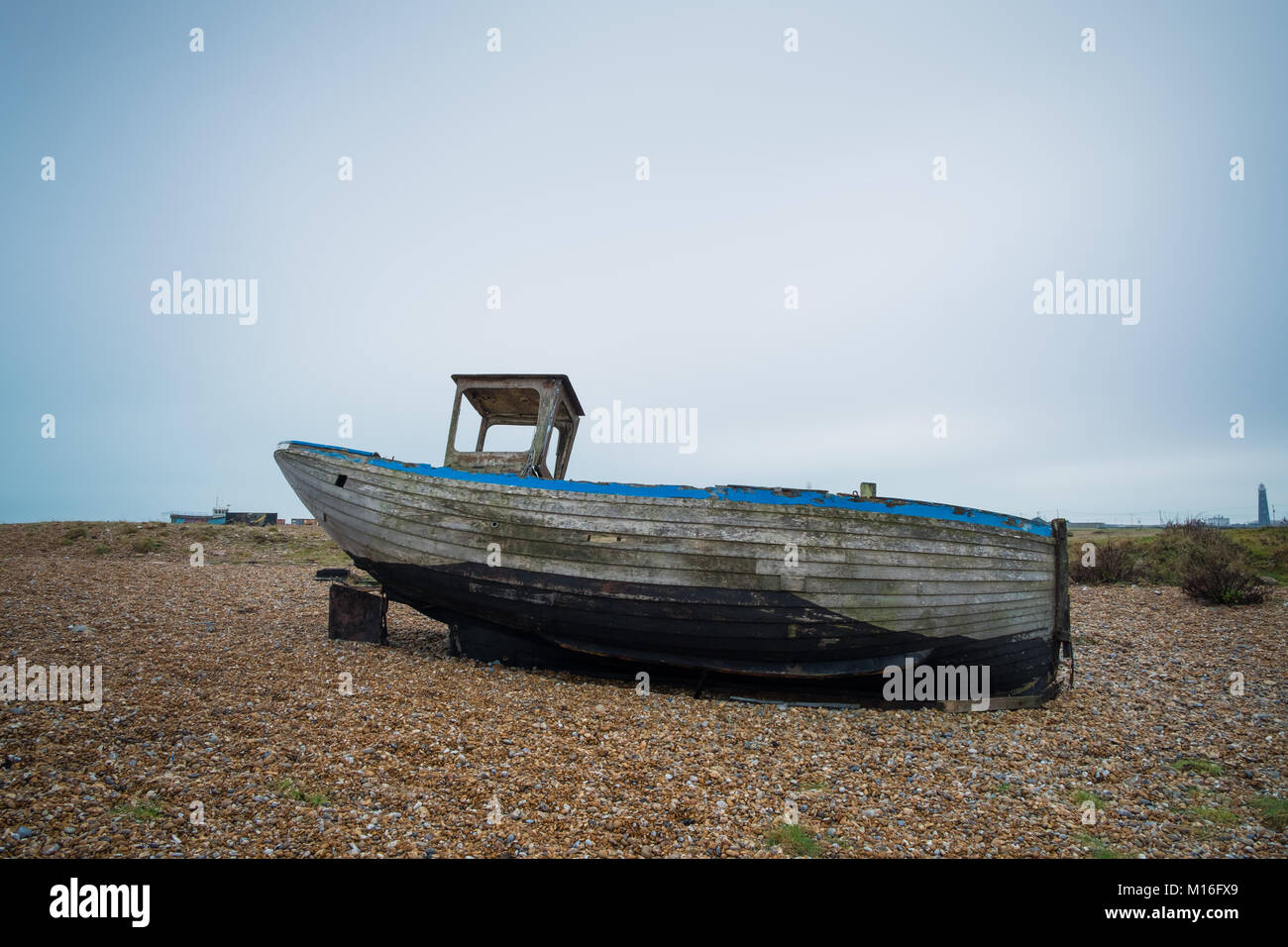 Un vieux bateau sur la plage, Dungeness, Kent Banque D'Images