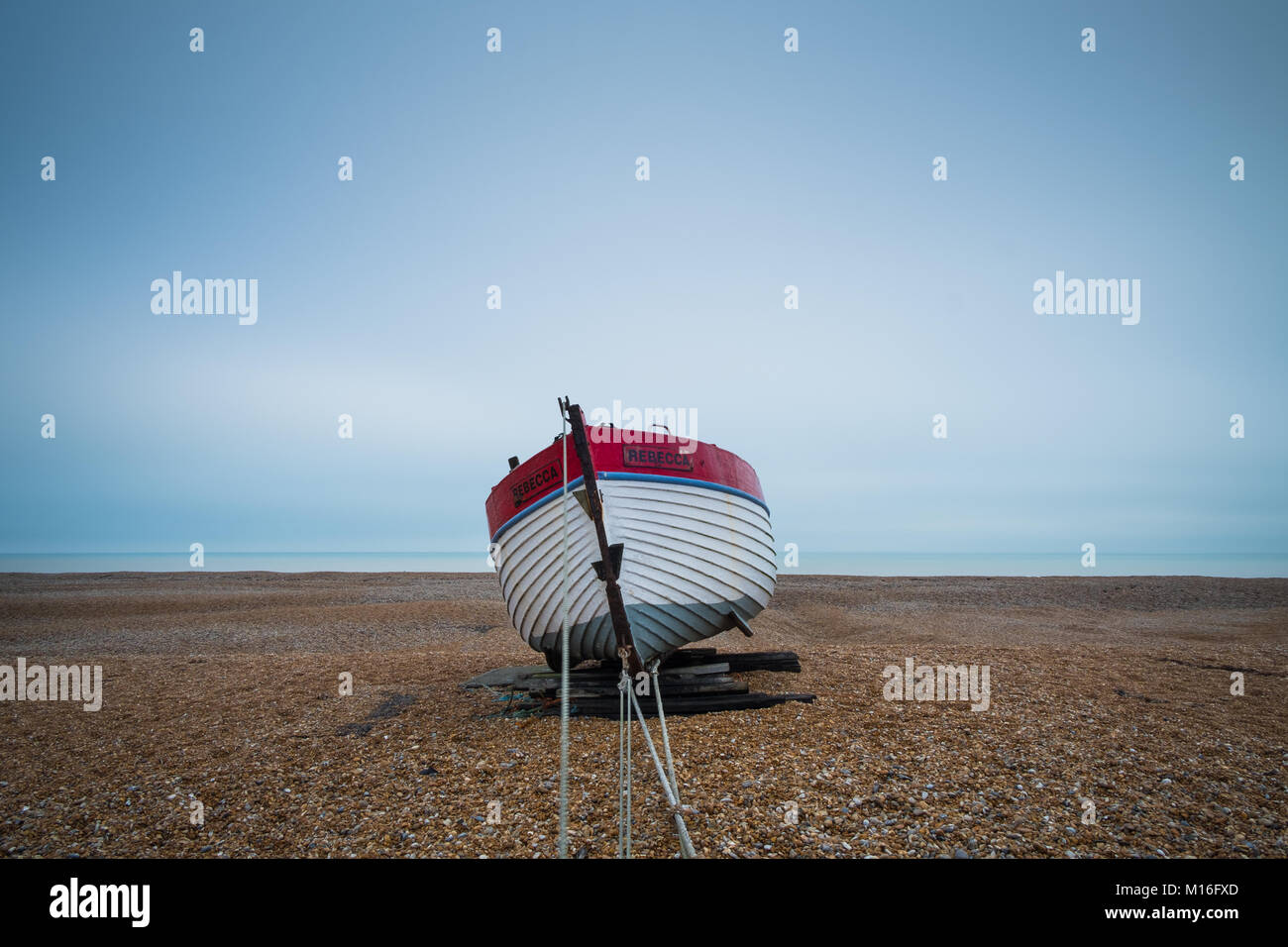Un vieux bateau sur la plage, Dungeness, Kent Banque D'Images