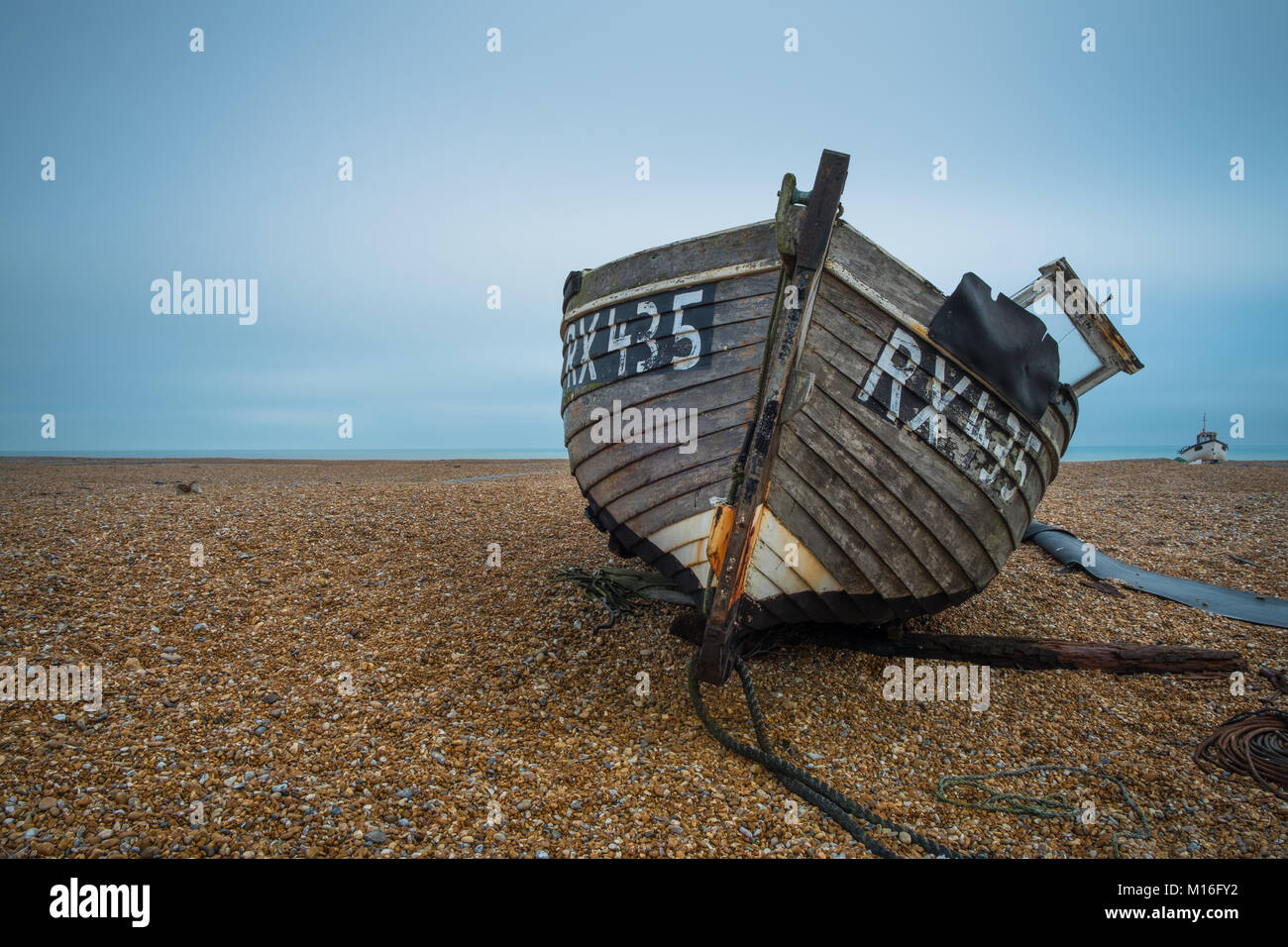 Un vieux bateau sur la plage, Dungeness, Kent Banque D'Images