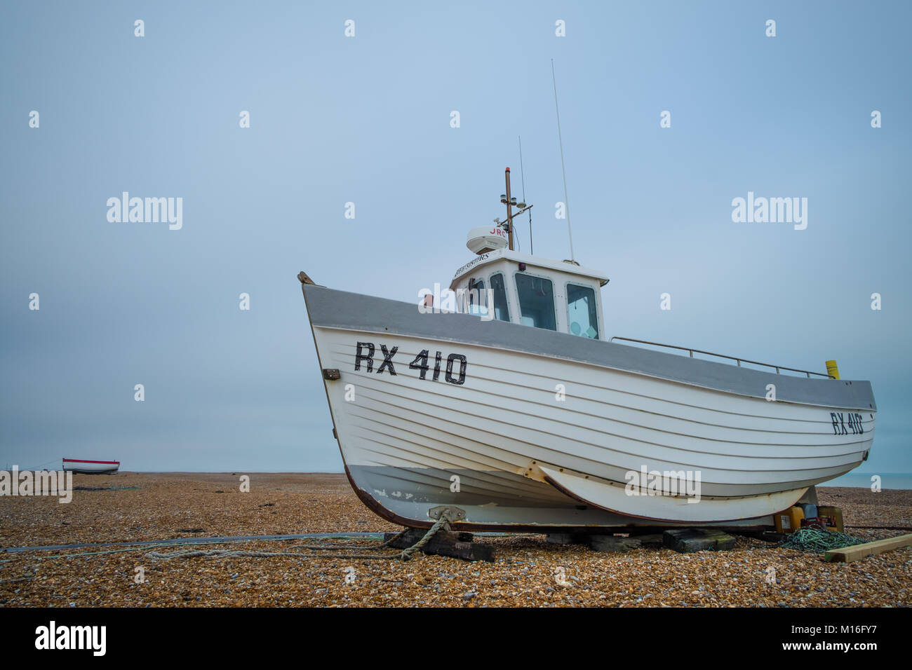 Un vieux bateau sur la plage, Dungeness, Kent Banque D'Images