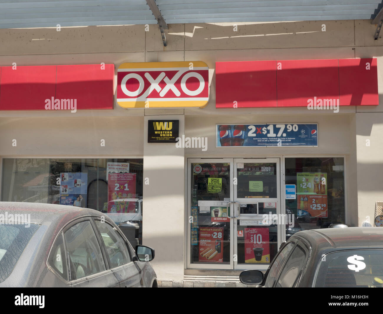 L'Oxxo mexicain Convenience Store Logo Entrée avant à l'extérieur du magasin Cabo San Lucas Mexique Banque D'Images