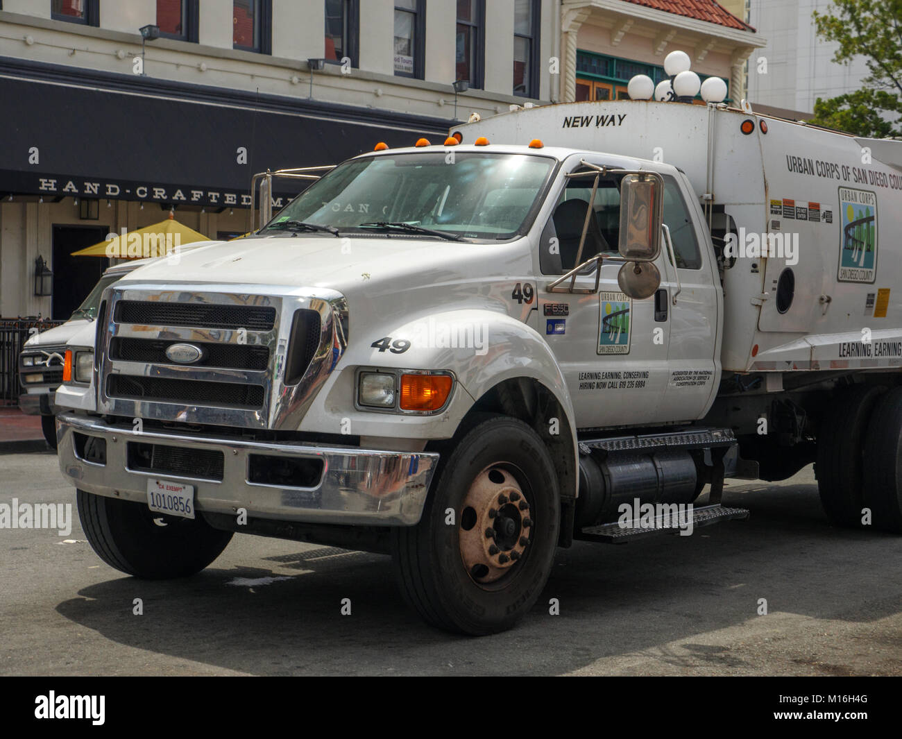 Un Corps urbain de San Diego County fournit des camions à ordures Formation Emploi pour les jeunes et une seconde chance d'obtenir un diplôme d'études secondaires Banque D'Images