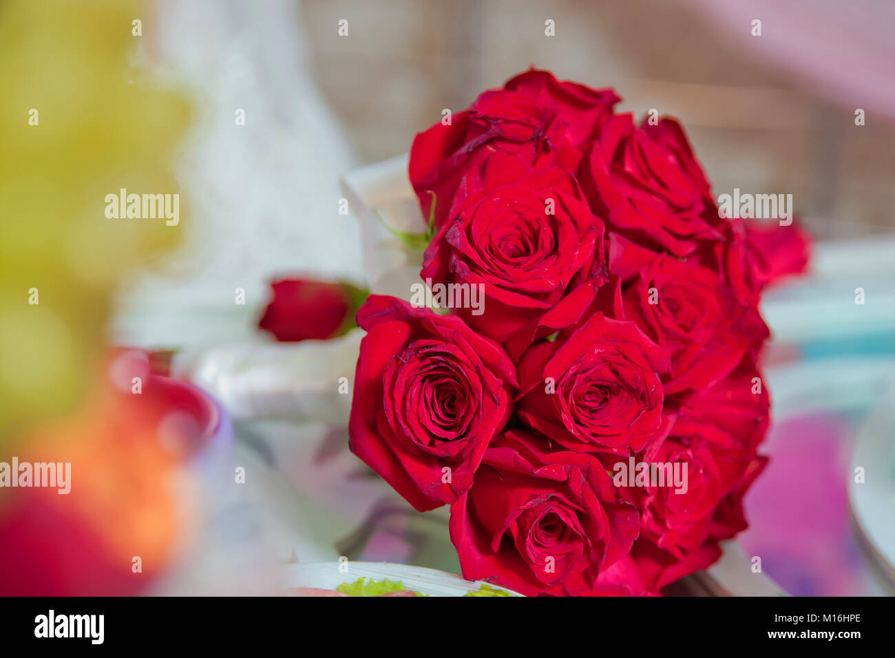 Mariage rouge bouquet de fleurs . Bouquet de mariage avec perles et rubans rouges . Mariage bouquet composé de roses rouges et de fleurs d'oeillet . Banque D'Images