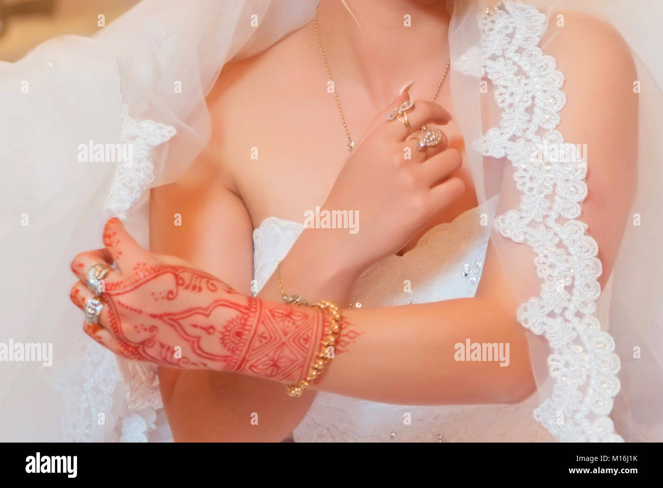 La mariée tient la graisse. L'épouse a combiné, bagues et bracelets. Bague de mariage élégant avec de belles mains au henné de la Mariée Banque D'Images