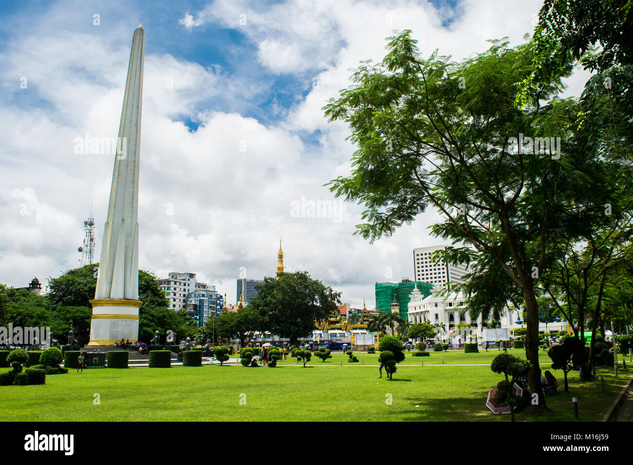 Monument de l'indépendance birmane obélisque blanc à Maha Bandula park à Yangon, Myanmar, Birmanie. Grand obélisque dans le centre de loisirs de l'établissement park garden Asia Banque D'Images