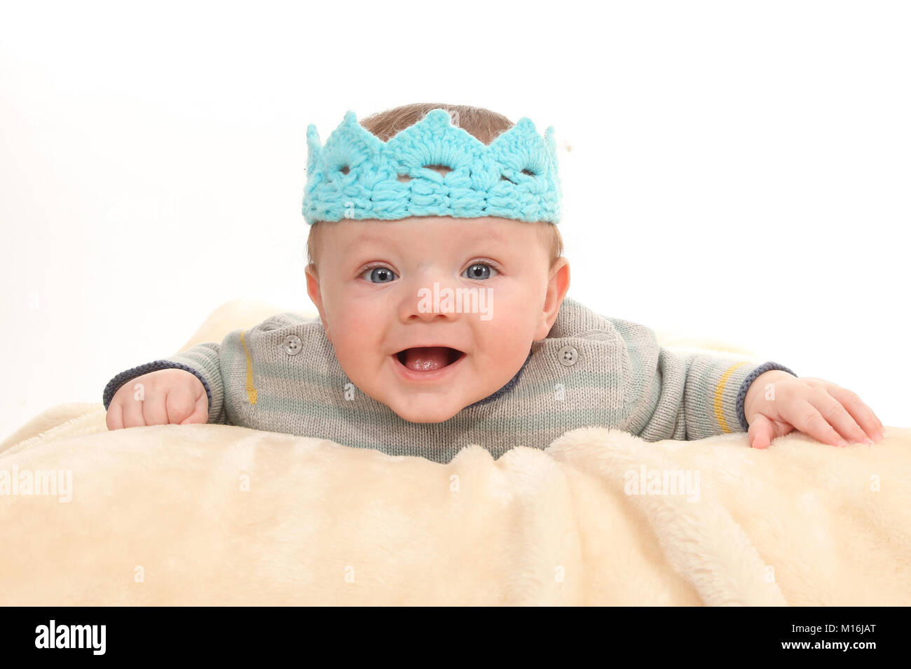 Bébé garçon portant à jouer le ventre et l'exploration, le développement de l'enfant et de l'apprentissage, de 26 semaines, Banque D'Images