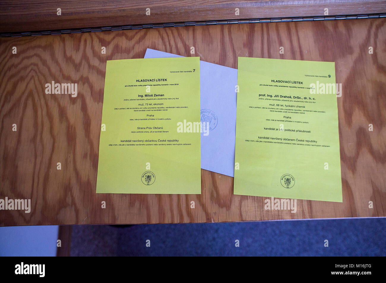 Milos Zeman et Jiri Drahos bulletins et enveloppe, élection présidentielle tchèque 2018, deuxième tour Banque D'Images