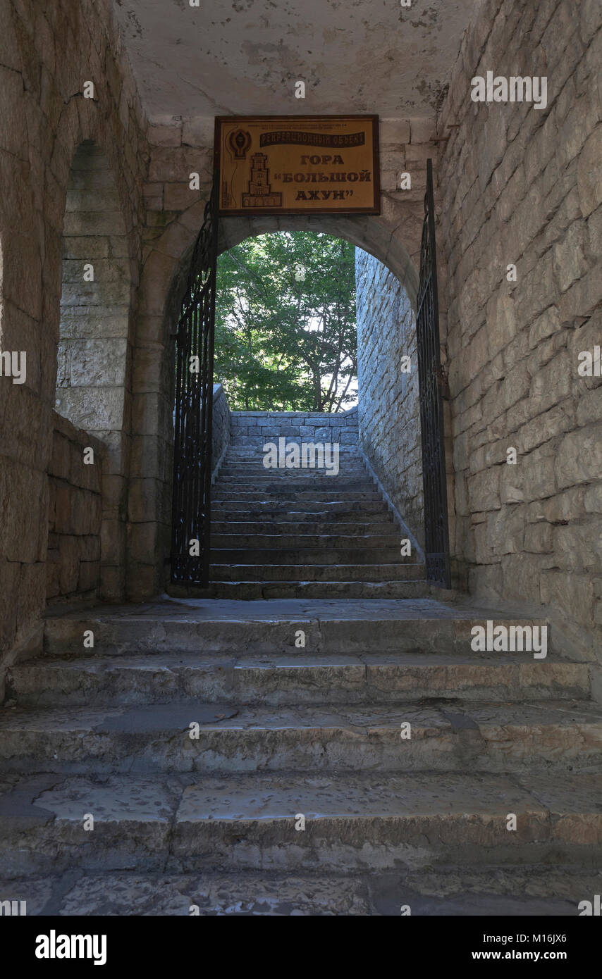 Sotchi, Hosta District, région de Krasnodar, Russie - le 14 juillet 2016 : Entrée de la tour sur la montagne Grand Akhun Hosta district de Sotchi dans le Krasno Banque D'Images