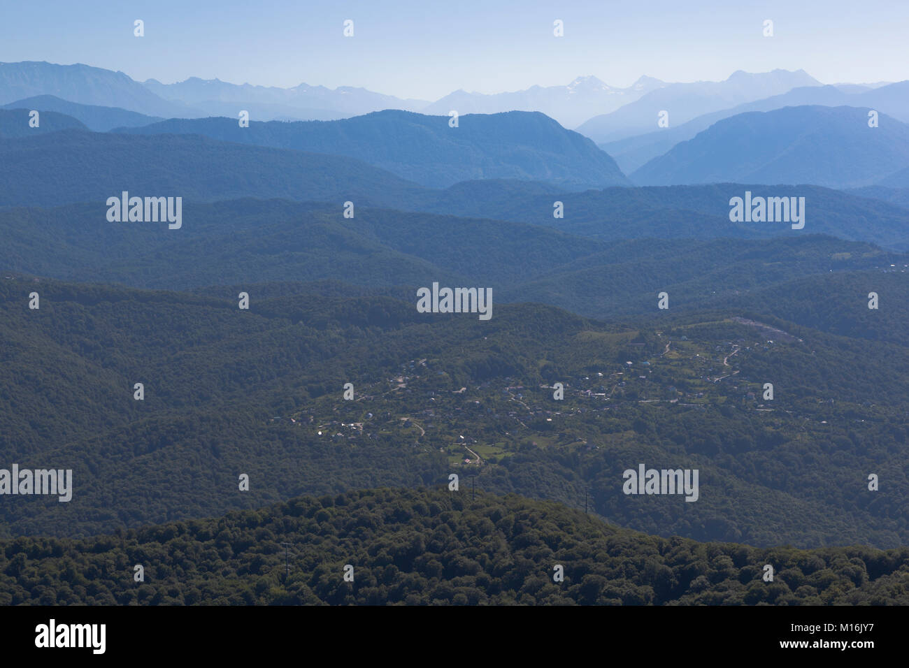 Vue sur le village et les montagnes du Caucase pour Hleborob à partir d'un tour sur la grande montagne d'Ahun, dans la région de Krasnodar, Russie Banque D'Images