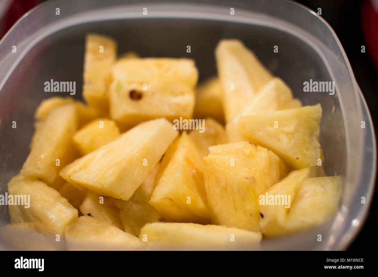 Les tranches d'ananas dans un contenant de plastique Banque D'Images