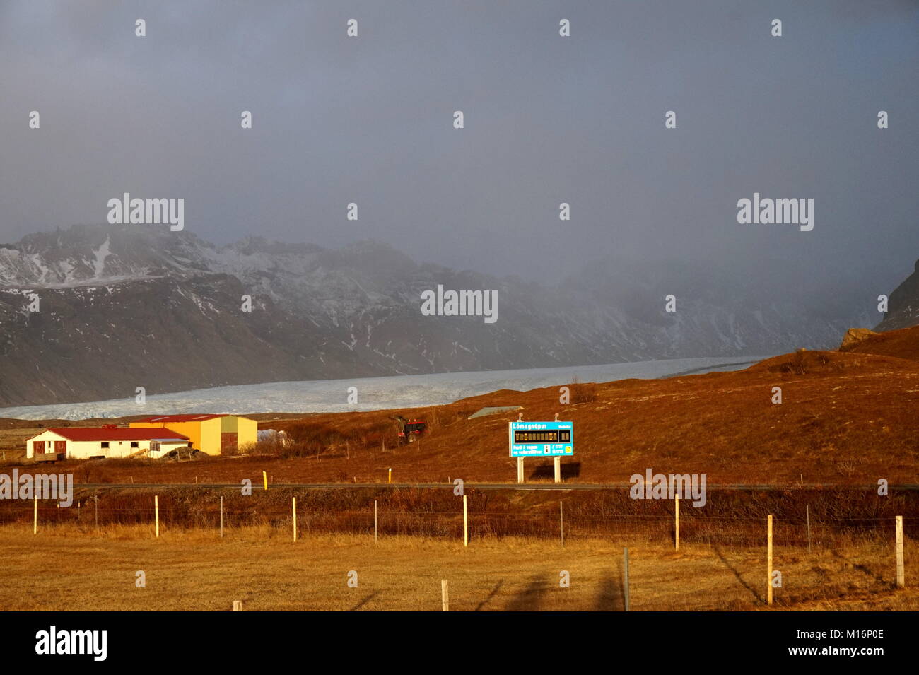 Une petite ville d'Islande avec des montagnes enneigées derrière. Banque D'Images