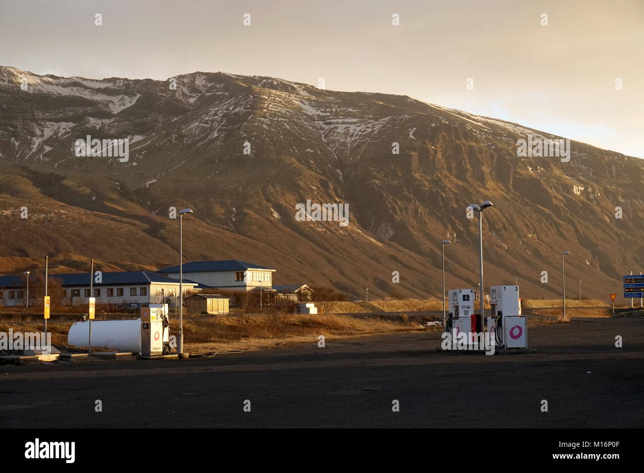 Une petite ville d'Islande avec des montagnes enneigées derrière. Banque D'Images