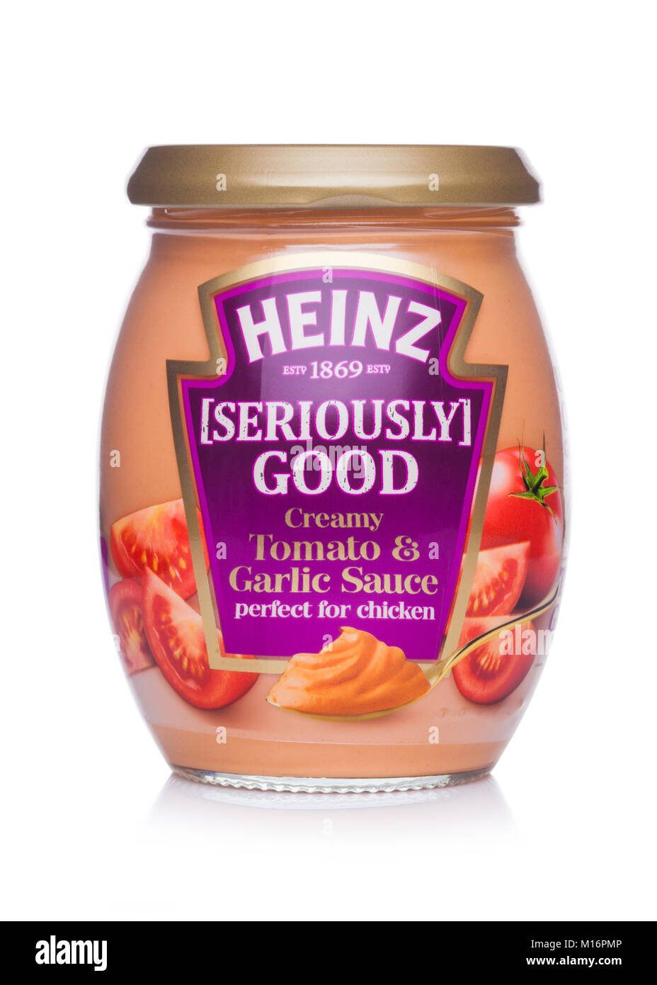 Londres, Royaume-Uni - 24 janvier 2018 : un bocal de verre de Heinz au sérieux bonne crème de tomates et la sauce à l'ail sur fond blanc. Banque D'Images