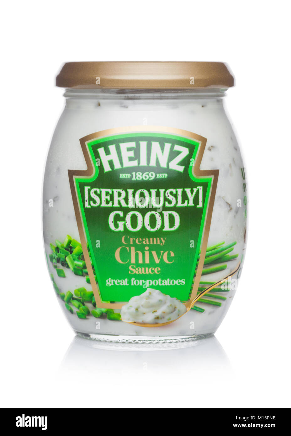 Londres, Royaume-Uni - 24 janvier 2018 : un bocal de verre de Heinz sauce ciboulette crème très bien sur fond blanc. Banque D'Images