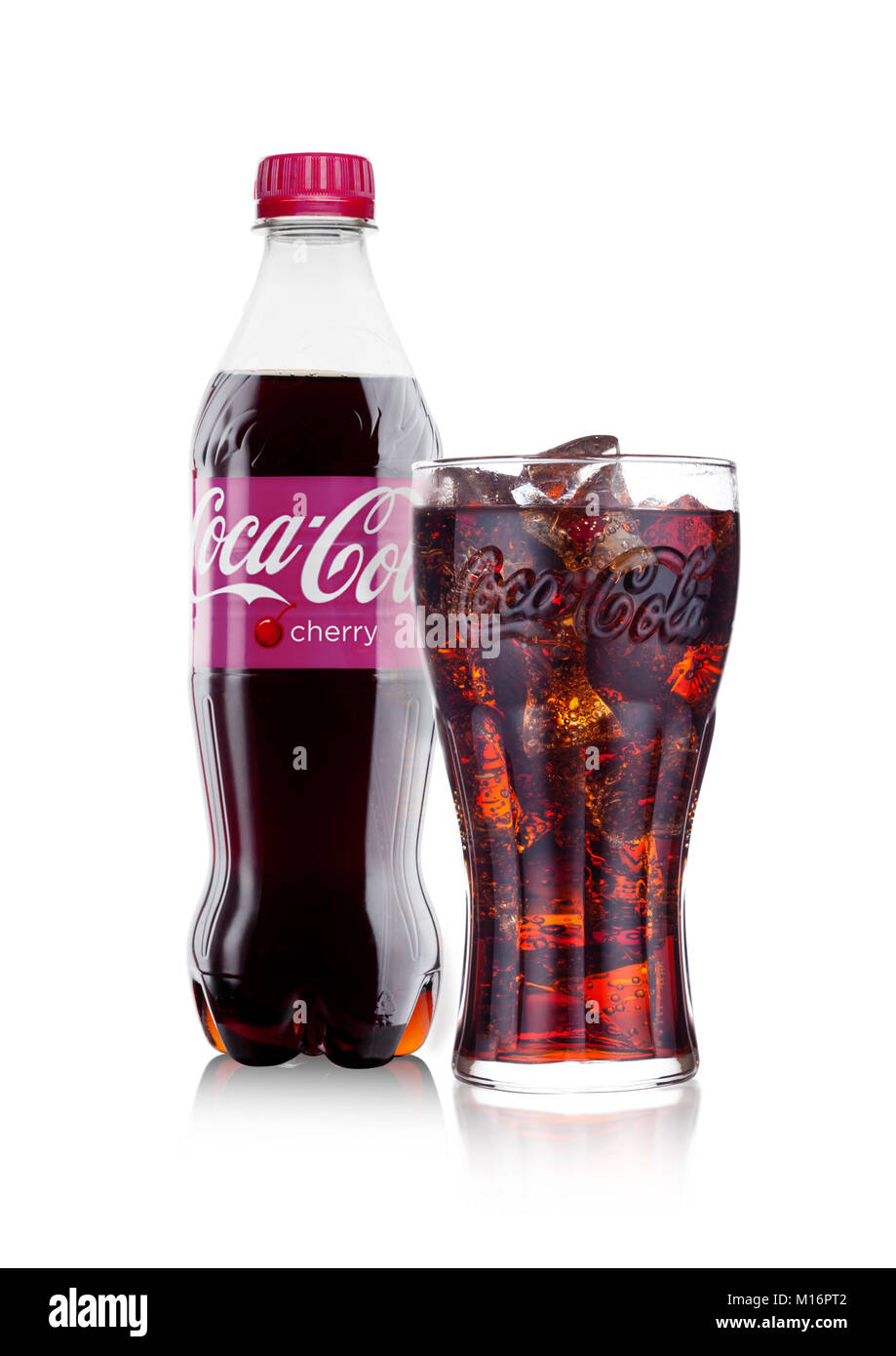 Londres, Royaume-Uni - 24 janvier 2018 : Bouteille et verre de Cherry Coca-Cola  sur fond blanc. Coca-Cola est l'un des plus populaires de soude produits  dans la wor Photo Stock - Alamy