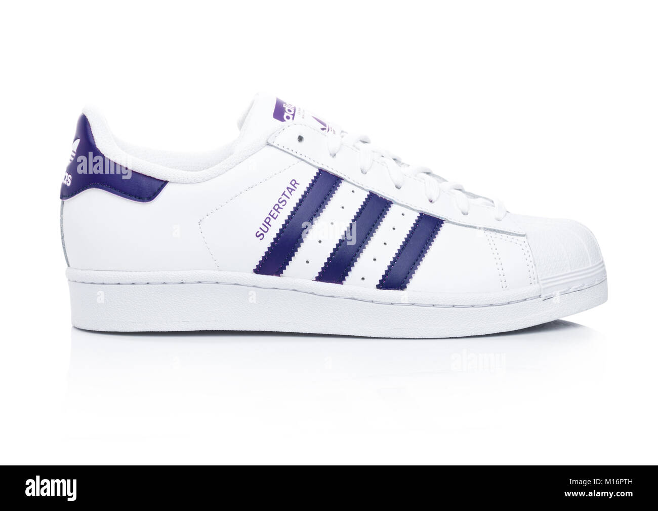 Londres, Royaume-Uni - 24 janvier 2018 : Adidas Originals Superstar  chaussures bleu sur fond blanc.La multinationale allemande qui conçoit et  fabrique Photo Stock - Alamy