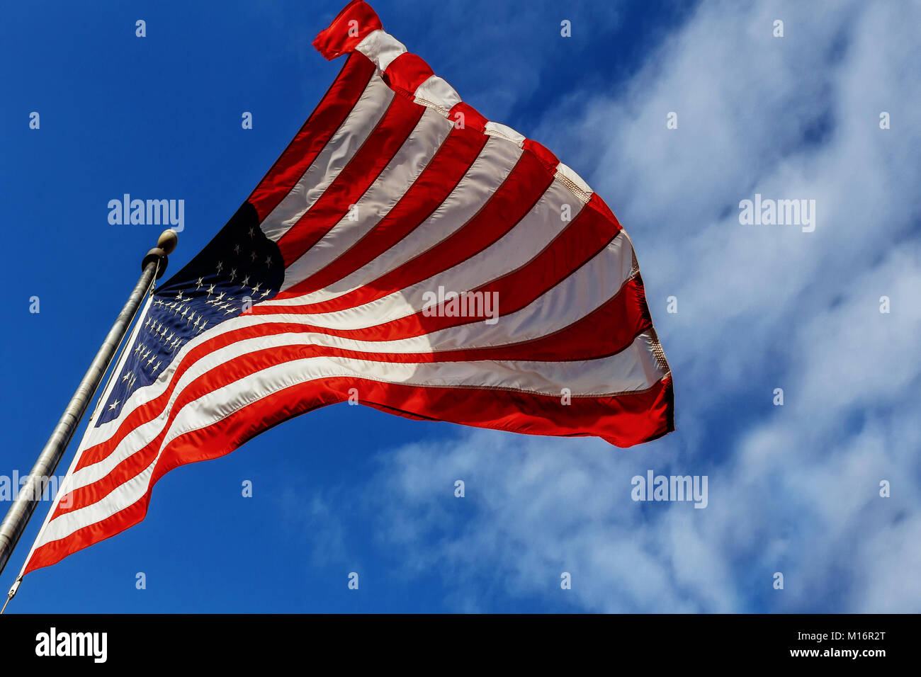 Drapeau américain, drapeau USA sur fond de ciel bleu Banque D'Images