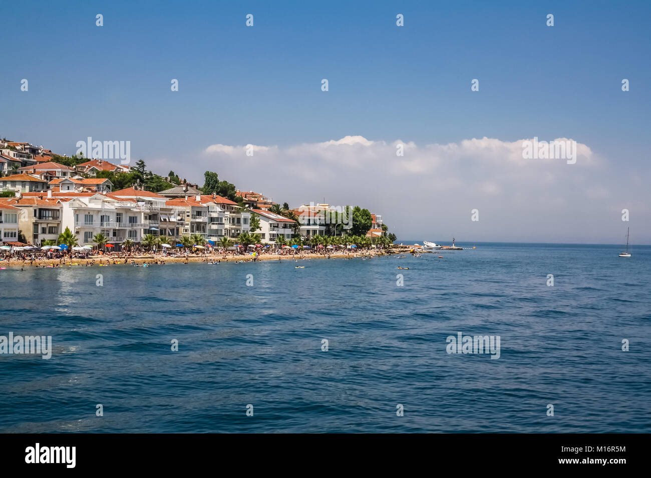 Vue de la plage bondée à Kinaliada, un des princes îles au large d'Istanbul, Turquie Banque D'Images