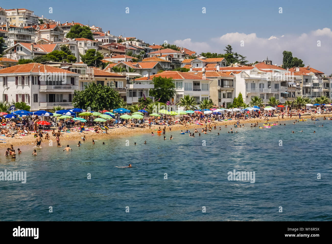 Kinaliada, îles des Princes, Istanbul, 13 juillet 2010 : Vue de la plage bondée en été. Banque D'Images