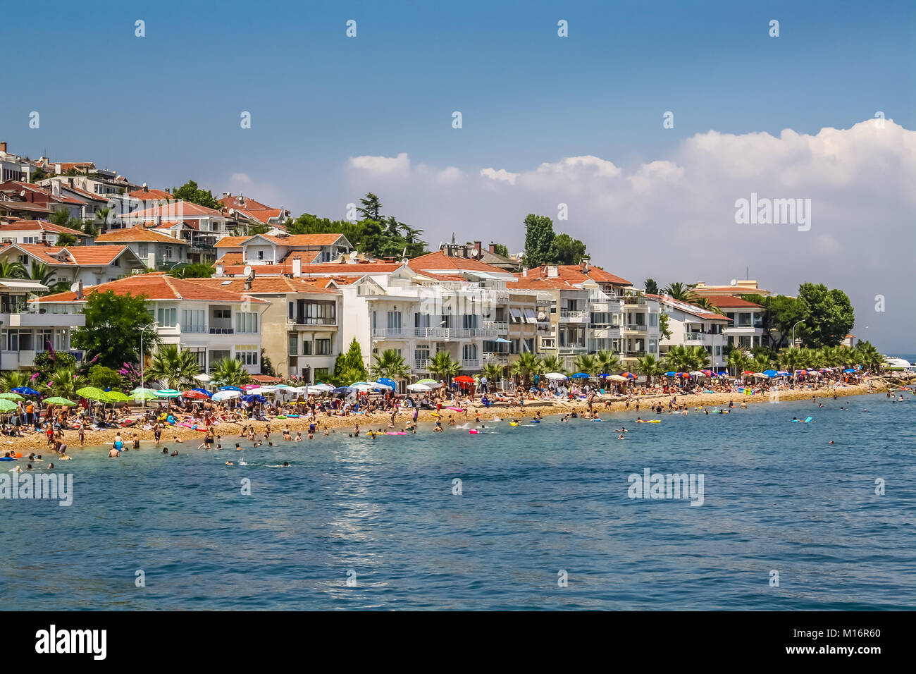 Kinaliada, Îles des Princes, Istanbul, vue de la plage bondée en été. Banque D'Images