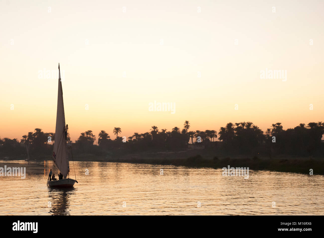 Felouque voile ketch traditionnel sur le Nil au coucher du soleil, Luxor, Egypte Banque D'Images