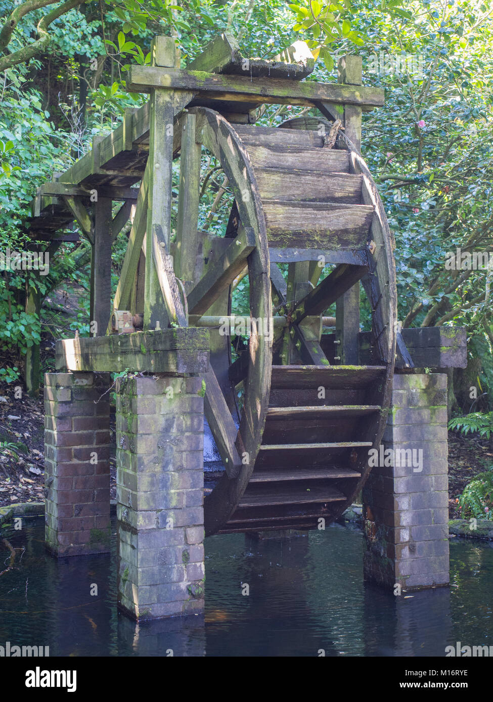 Roue à eau en bois ancien Banque D'Images