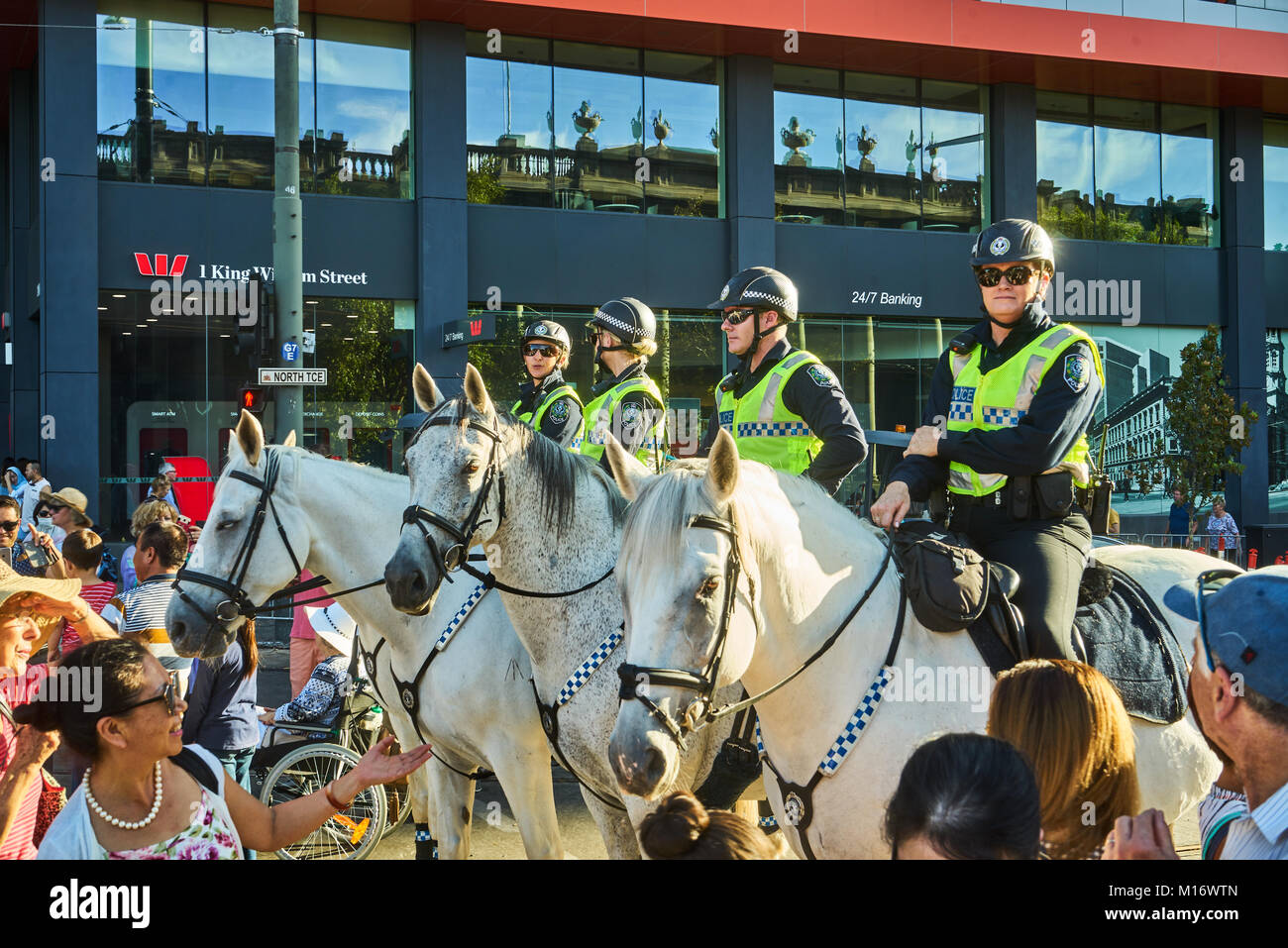Adélaïde, Australie. 26 janvier 2018. Crédit : Alexander Kondakov/Alamy Live News, la police sur le cheval du King William Road, près de parlement de l'Australie du Sud. Banque D'Images
