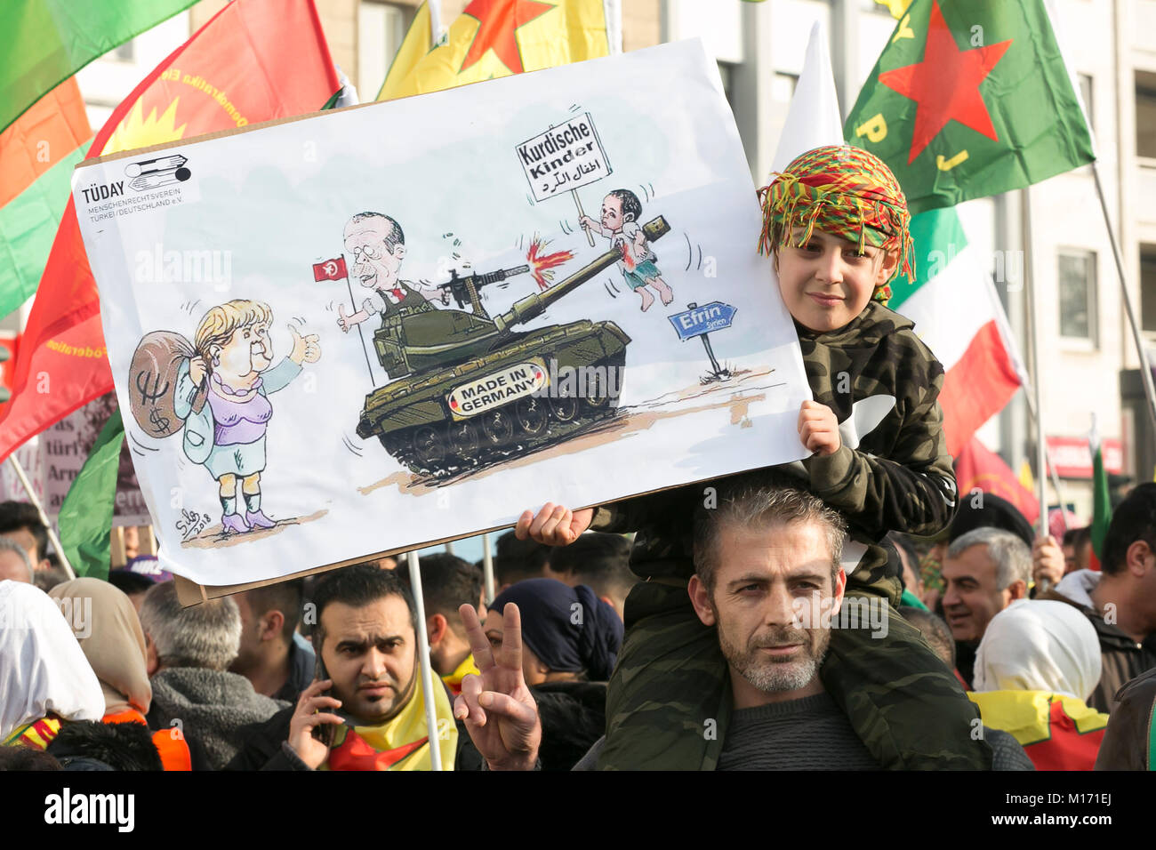 Cologne, Allemagne. 27 janvier, 2018. Environ 20 000 Kurdes protester contre l'offensive militaire turque dans le nord de la Syrie dans le centre-ville de Cologne Crédit : Guido Schiefer/Alamy Live News Banque D'Images