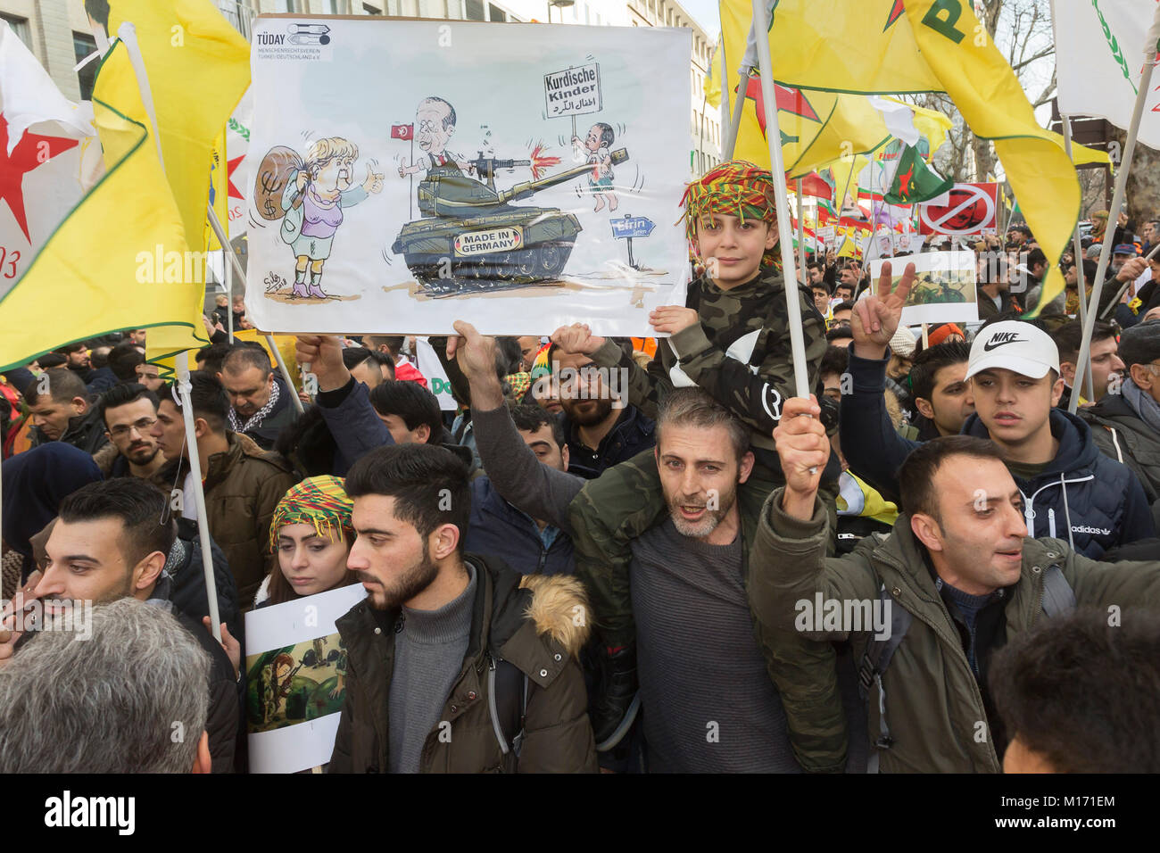 Cologne, Allemagne. 27 janvier, 2018. Environ 20 000 Kurdes protester contre l'offensive militaire turque dans le nord de la Syrie dans le centre-ville de Cologne Crédit : Guido Schiefer/Alamy Live News Banque D'Images