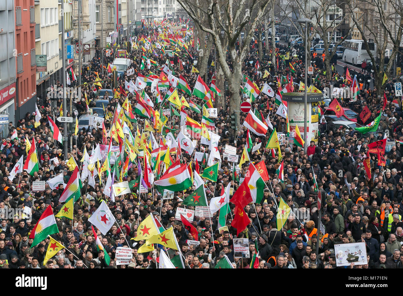 Cologne, Allemagne. 27 janvier, 2018. Environ 20 000 Kurdes protester contre l'offensive militaire turque dans le nord de la Syrie dans le centre-ville de Cologne Crédit : Guido Schiefer/Alamy Live News Banque D'Images