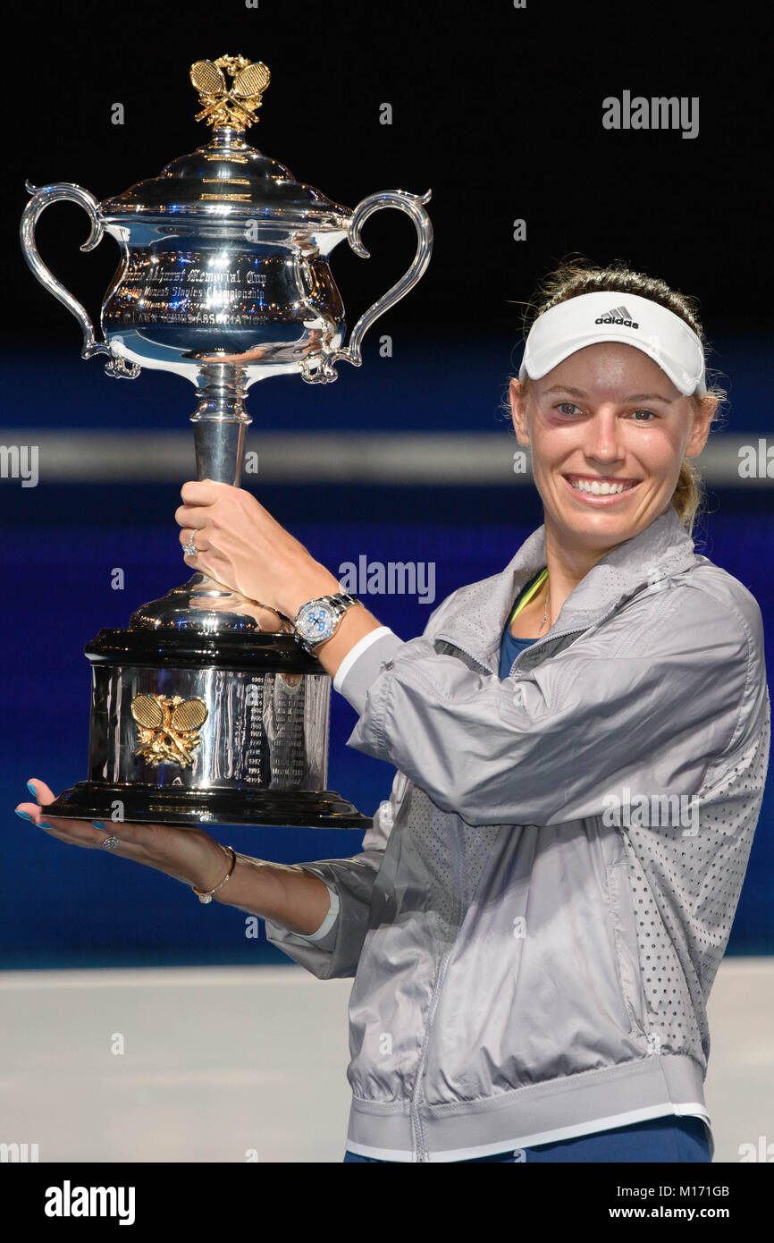 Melbourne, Australie. 27 Jan, 2018. Caroline Wozniacki numéro deux du Danemark pose pour des photos avec le trophée après avoir remporté la finale contre la femme numéro un : Simona de Roumanie au jour 13 de l'Australian Open 2018 Tournoi de tennis du Grand Chelem à Melbourne, Australie. Bas Sydney/Cal Sport Media/Alamy Live News Banque D'Images