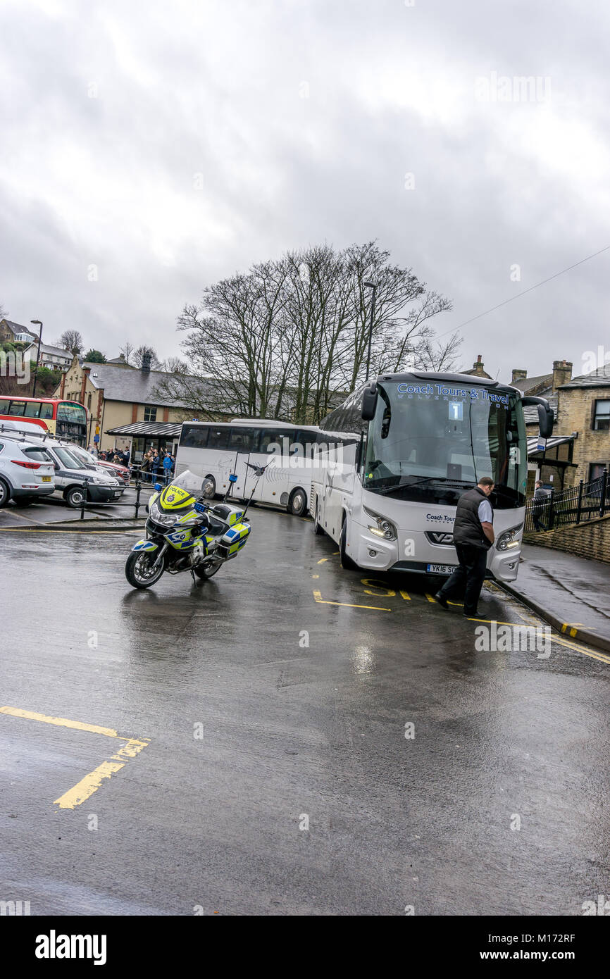 Holmfirth, Angleterre. 27 janvier 2018. Birmingham City supporters se rendant à la tasse de FA Premier League contre Huddersfield Town, faire arrêter à Holmfirth rural.Les entraîneurs arrivent pour prendre la ville de Birmingham de supports à la Premier League match de football contre Huddersfield Town. Carl Dckinson/Alamy Live News Banque D'Images