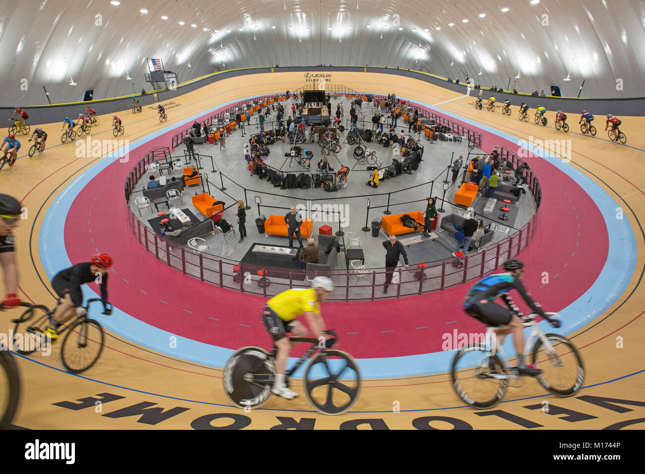 Detroit, Michigan, USA - 26 janvier 2018 - Une série de courses de vélo ont célébré l'ouverture du vélodrome de Lexus, l'un des trois seuls une veleromes aux États-Unis. Les cyclistes réchauffée sur la piste avant la course a commencé. Crédit : Jim West/Alamy Live News Banque D'Images