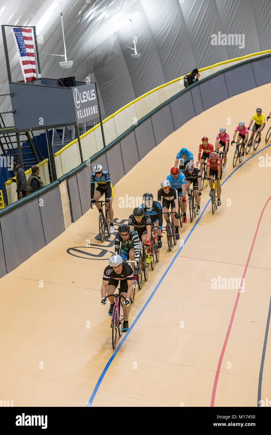 Detroit, Michigan, USA - 26 janvier 2018 - Une série de courses de vélo ont célébré l'ouverture du vélodrome de Lexus, l'un des trois seuls une veleromes aux États-Unis. Les cyclistes réchauffée sur la piste avant la course a commencé. Crédit : Jim West/Alamy Live News Banque D'Images