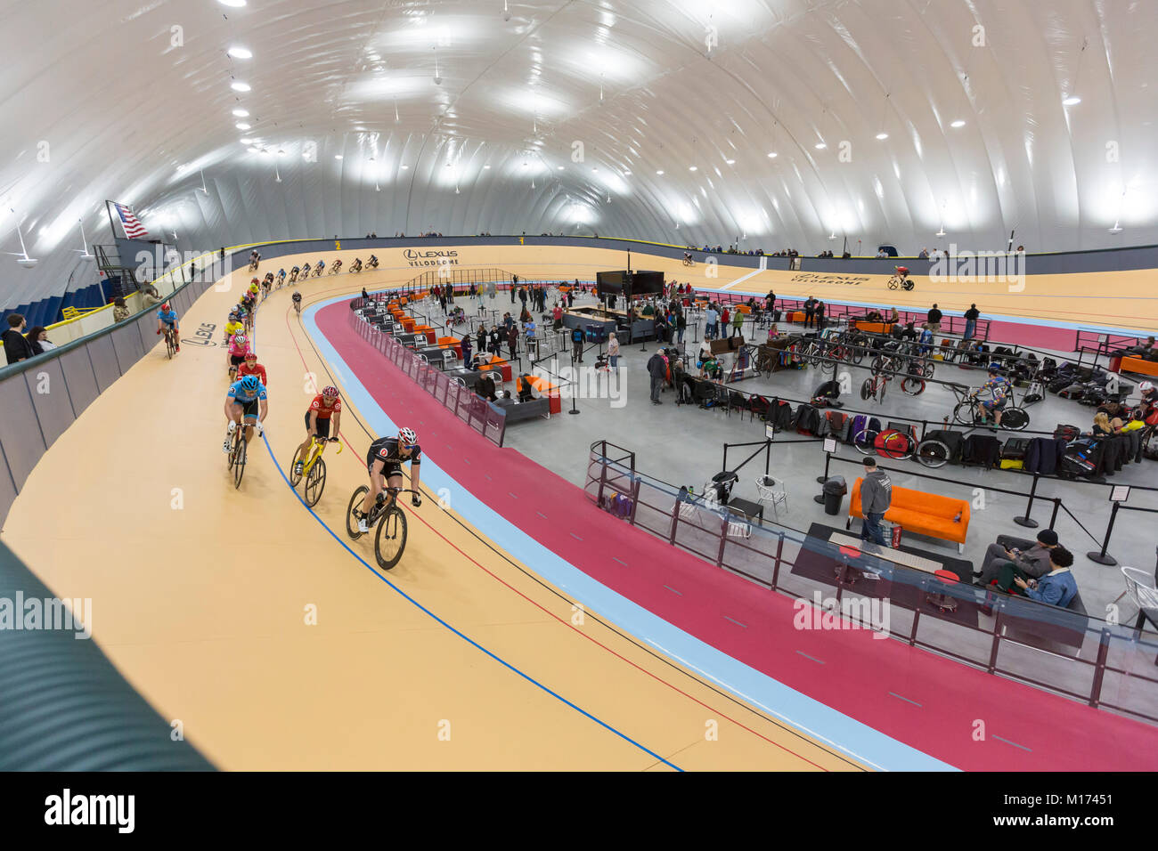 Detroit, Michigan, USA - 26 janvier 2018 - Une série de courses de vélo ont célébré l'ouverture du vélodrome de Lexus, l'un des trois seuls une veleromes aux États-Unis. Les cyclistes réchauffée sur la piste avant la course a commencé. Crédit : Jim West/Alamy Live News Banque D'Images