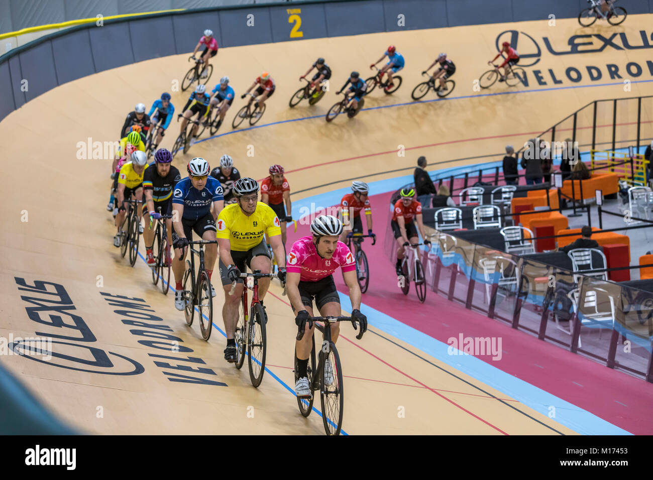 Detroit, Michigan, USA - 26 janvier 2018 - Une série de courses de vélo ont célébré l'ouverture du vélodrome de Lexus, l'un des trois seuls une veleromes aux États-Unis. Les cyclistes réchauffée sur la piste avant la course a commencé. Crédit : Jim West/Alamy Live News Banque D'Images