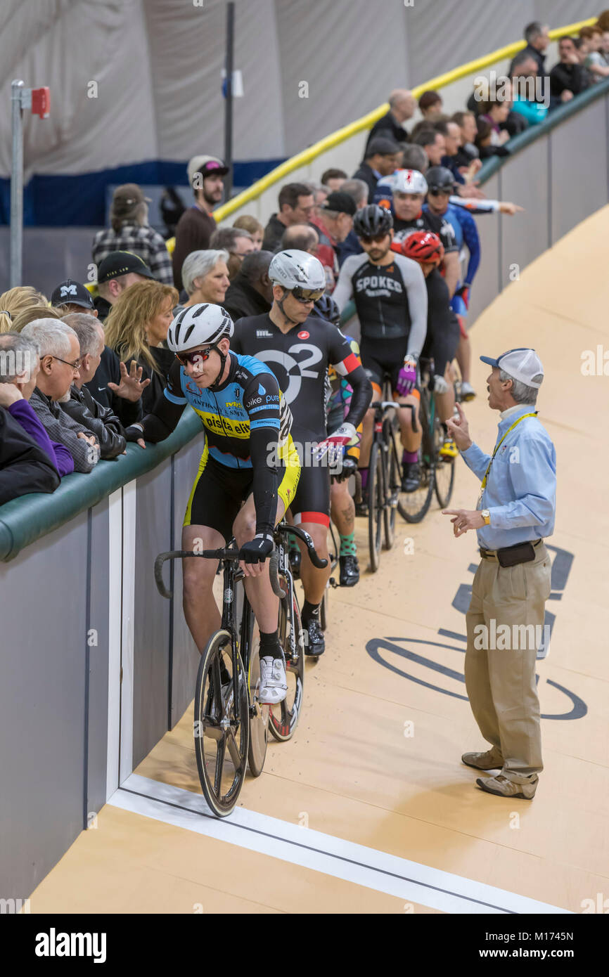 Detroit, Michigan, USA - 26 janvier 2018 - Une série de courses de vélo ont célébré l'ouverture du vélodrome de Lexus, l'un des trois seuls une veleromes aux États-Unis. Un commissaire de course a parlé avec les pilotes avant leur départ de la course. Crédit : Jim West/Alamy Live News Banque D'Images