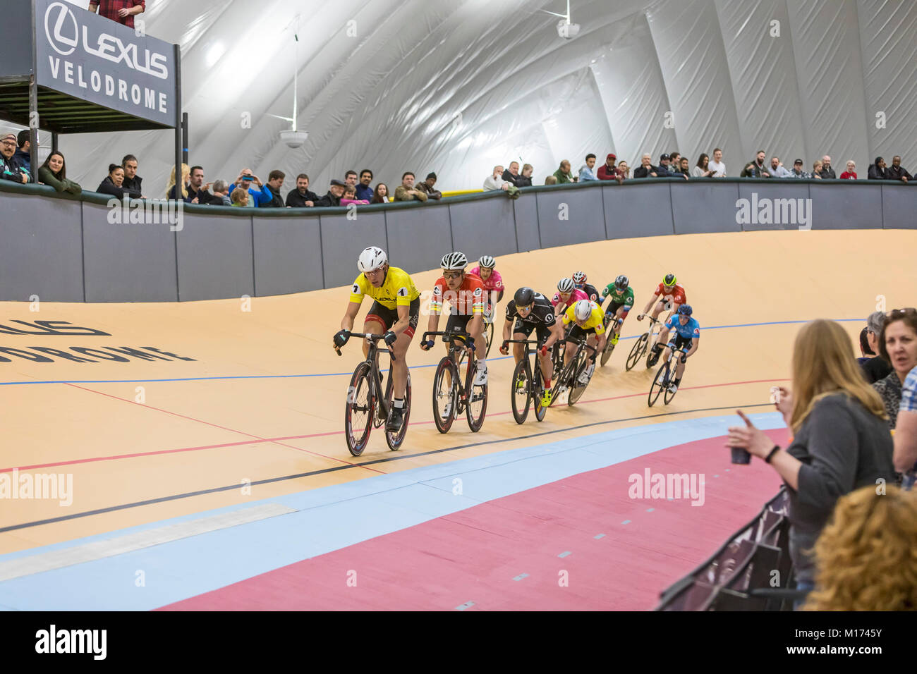 Detroit, Michigan, USA - 26 janvier 2018 - Une série de courses de vélo ont célébré l'ouverture du vélodrome de Lexus, l'un des trois seuls une veleromes aux États-Unis. Crédit : Jim West/Alamy Live News Banque D'Images