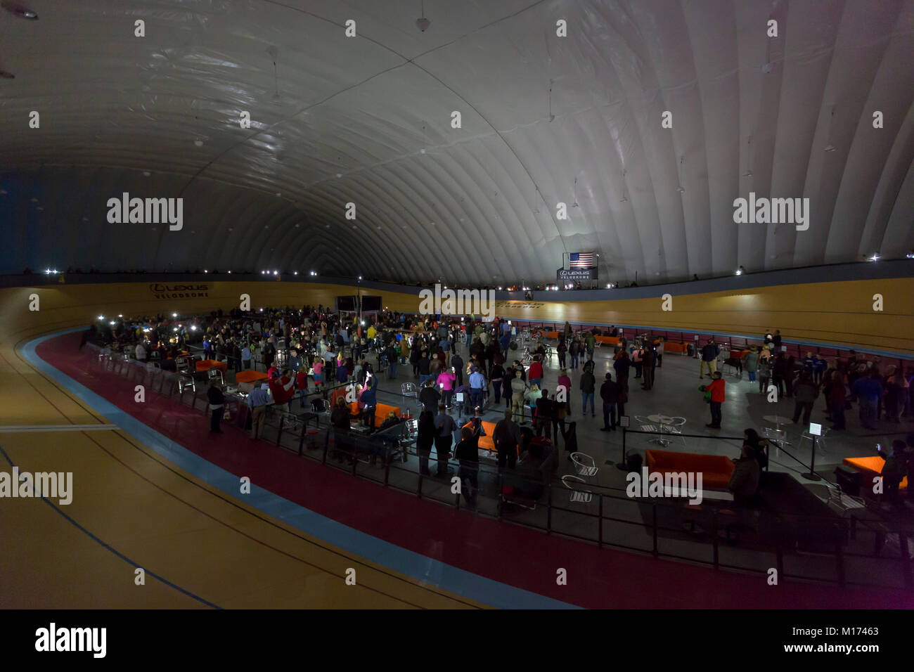 Detroit, Michigan, USA - 26 janvier 2018 - Les spectateurs tenue jusqu'Téléphone cellulaire durant l'hymne national à l'ouverture du vélodrome de Lexus, l'un des trois seuls une veleromes aux États-Unis. Crédit : Jim West/Alamy Live News Banque D'Images